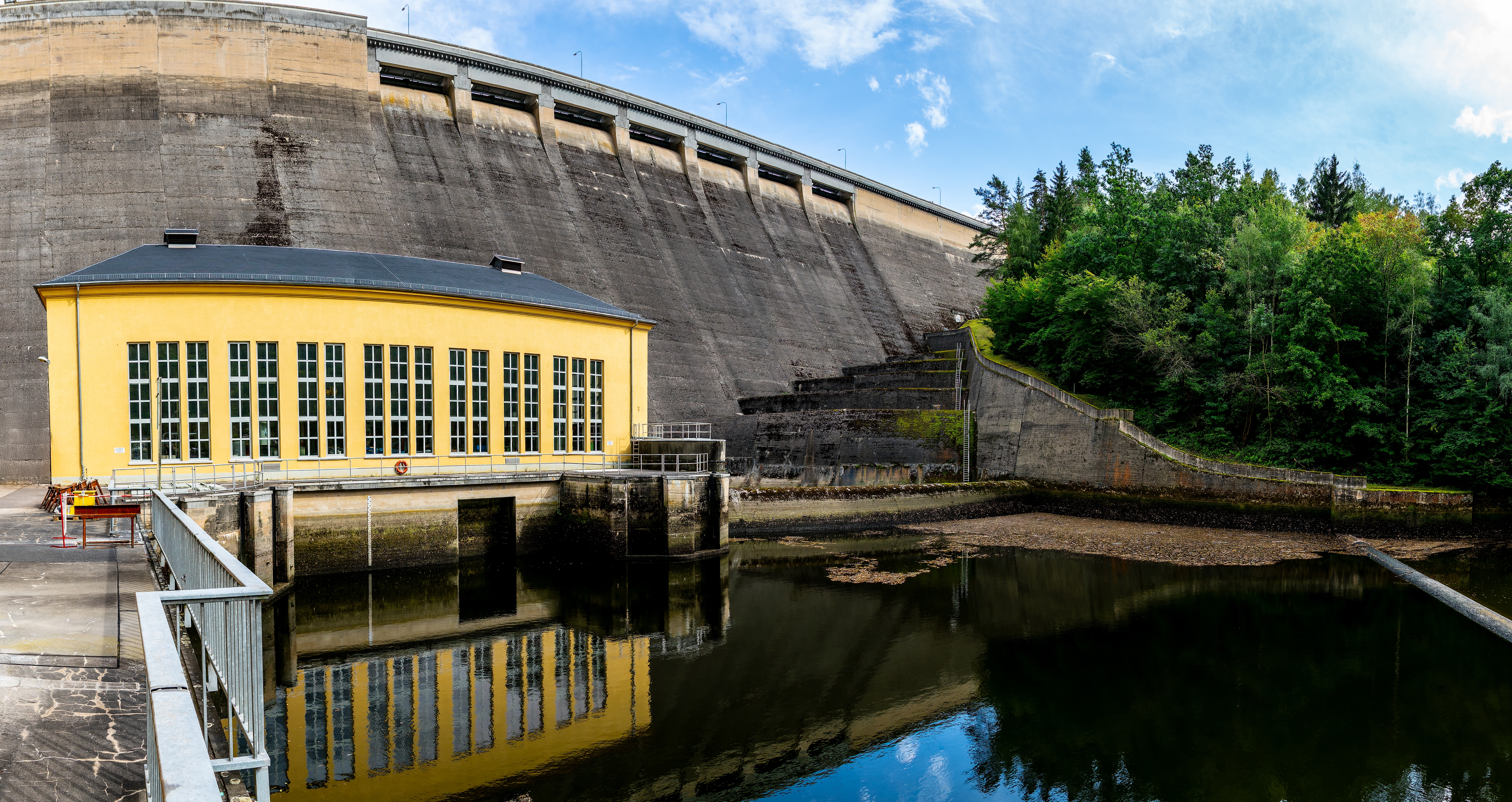 Staudamm mit Wasser und Bäumen